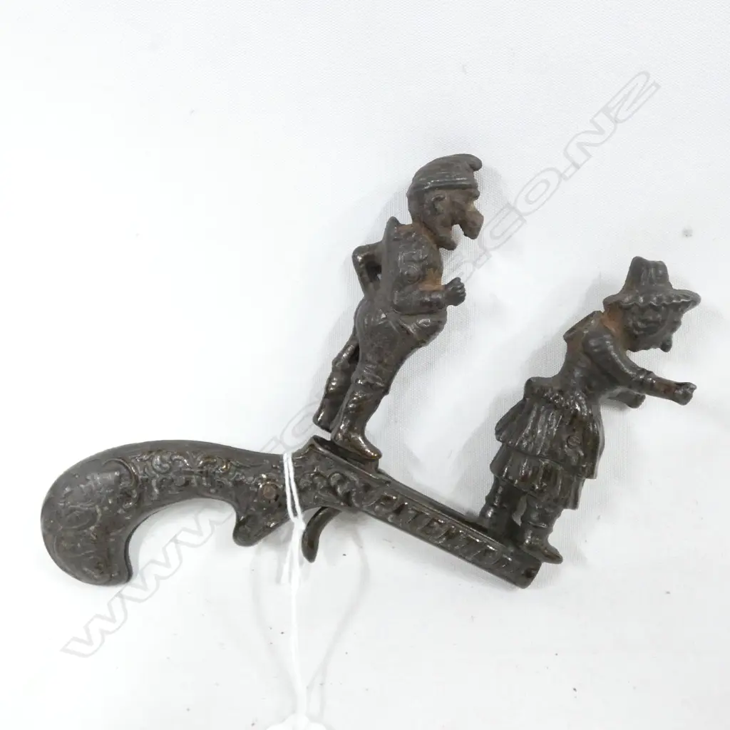 OLD PATENTED CAST IRON PUNCH & JUDY GUN. L. 125MM Image 1++